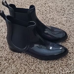 Black short rain boots